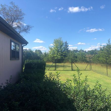 Fenced Yard Chalets From Good Dog Vacations At Big Valley Resort Sciota Eksteriør billede